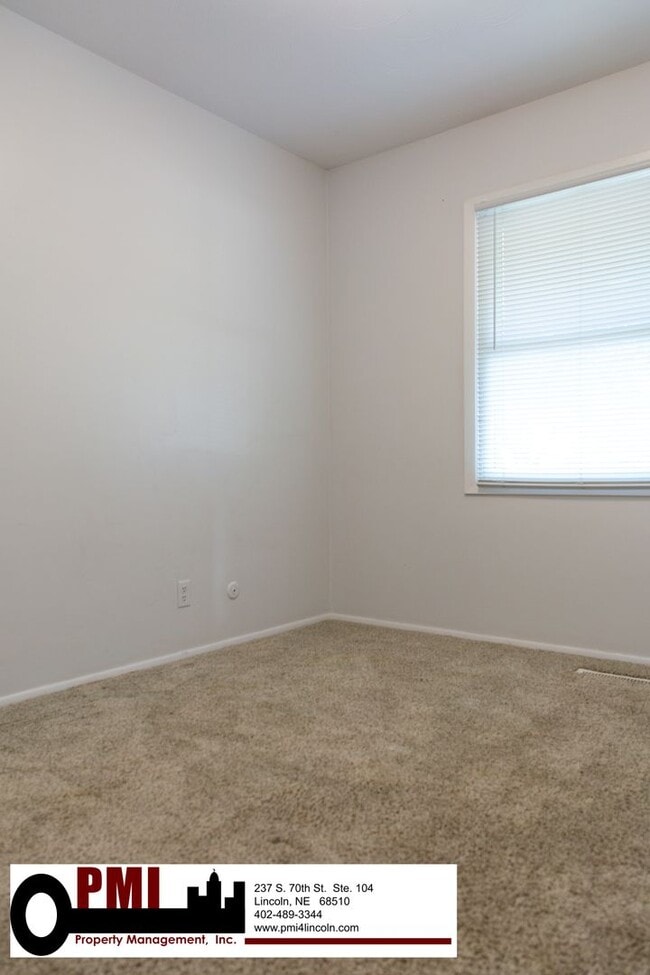 Building Photo - 8030 N Hazelwood Dr