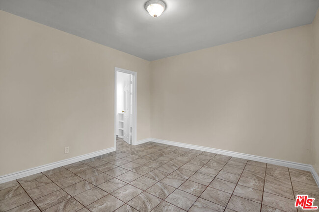 Building Photo - 522 E Kelso St