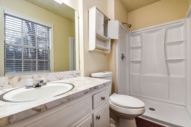 Building Photo - Charming 3-Bedroom Home