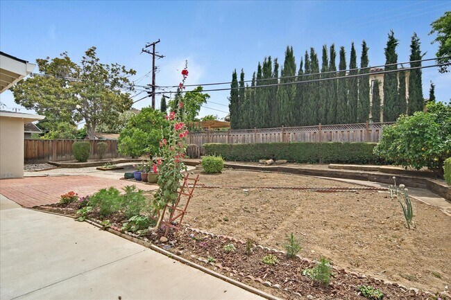 Building Photo - Great Location 3BD Home with Wood Floors &...