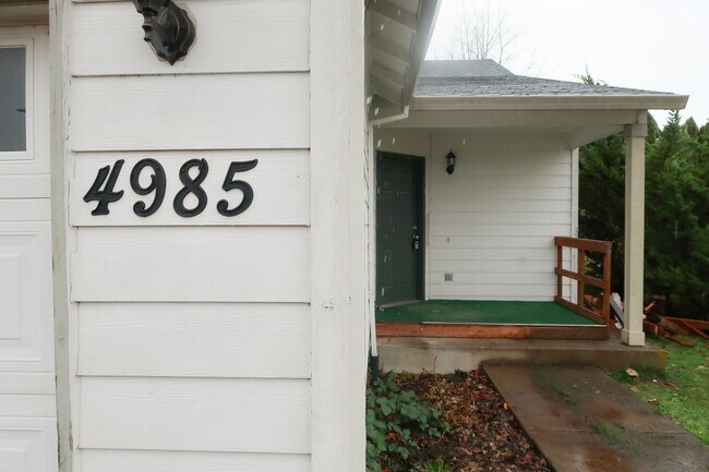 Building Photo - Fontana Duplexes