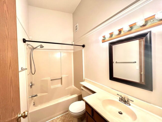 Building Photo - 3 bed, 2 bath Townhome - 1 Month Free on a 12-Month Lease!