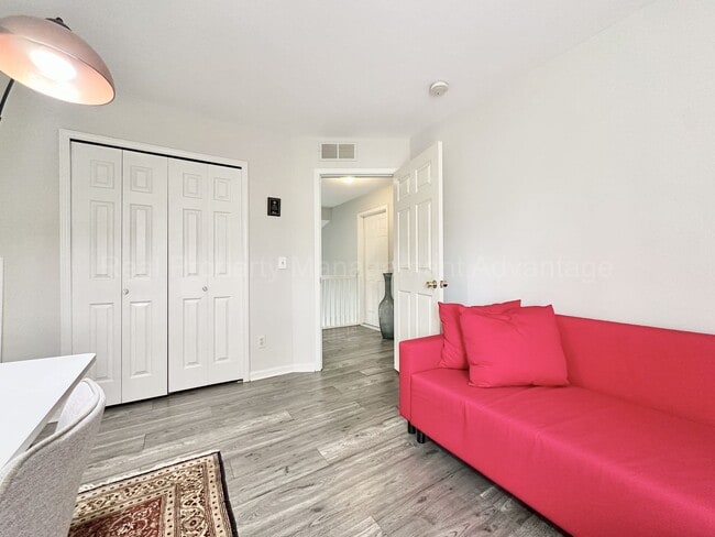 Building Photo - Beautifully Updated 2-Bedroom Townhouse w/...