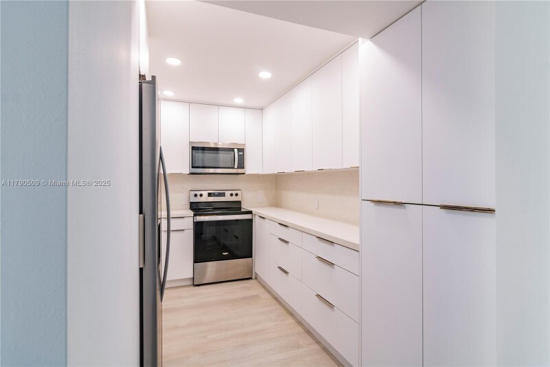 Building Photo - 100 Bayview Dr