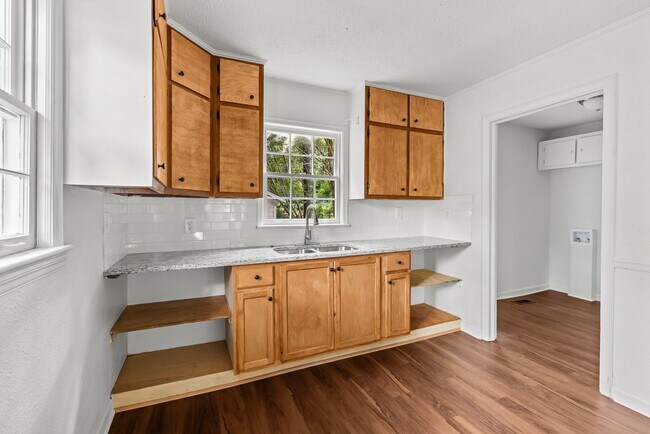 Building Photo - Charming 3 Bedroom, 2 Bathroom house