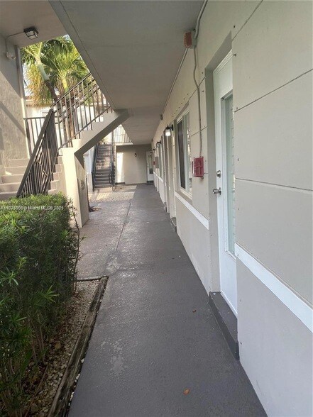 Building Photo - 95 Edgewater Dr