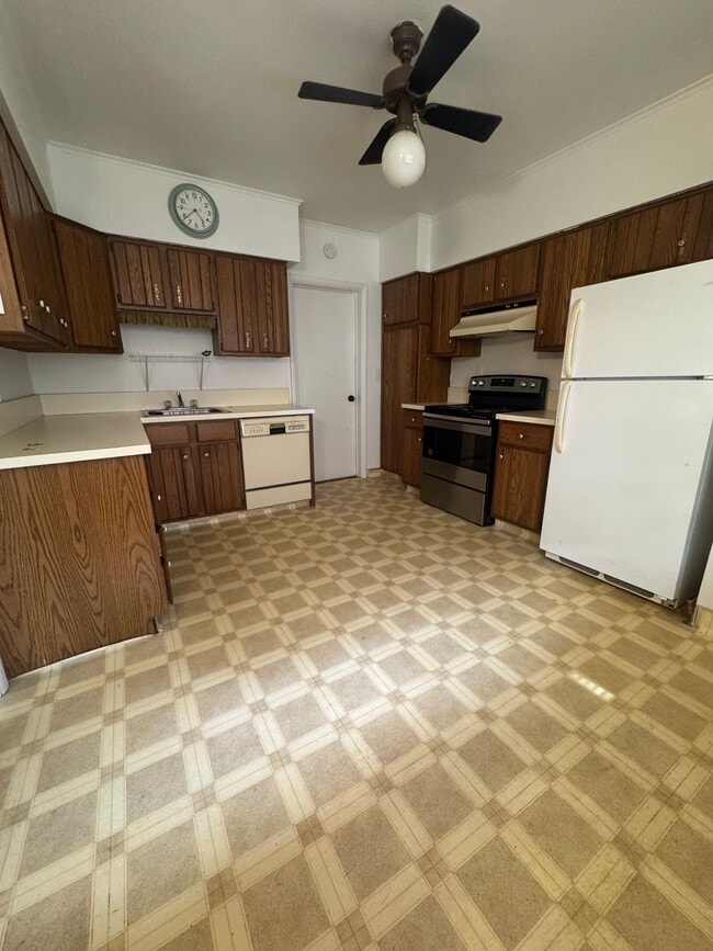 Building Photo - 414 6th St S