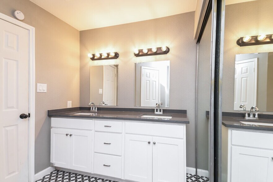 Building Photo - 4044 Windhaven Ln