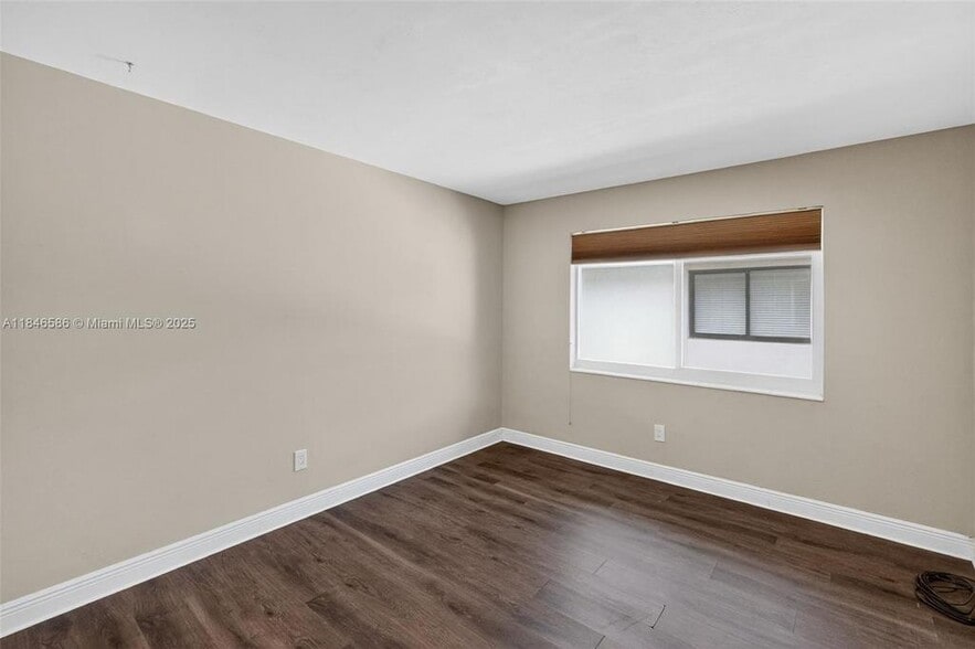 Building Photo - 539 Menendez Ave