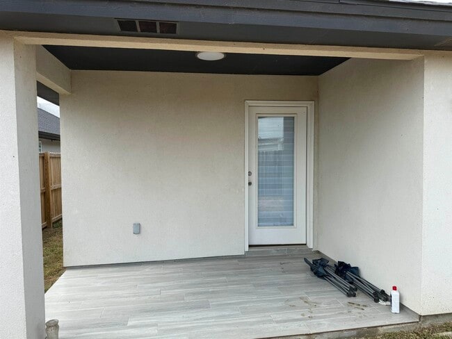 Building Photo - 6708 El Jinete Dr