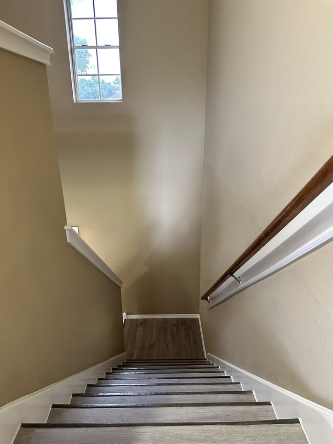 Building Photo - 6910 Bayou Crest Dr