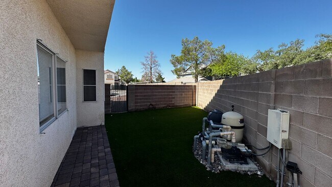 Building Photo - Pool & Spa plus 4 bedrooms