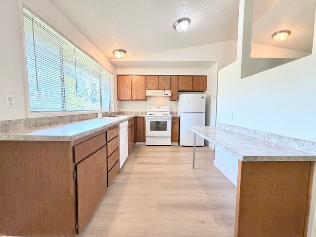 Building Photo - Lake Oswego 2 Bedroom Condo with $500 Move-In Incentive – Utilities Included!