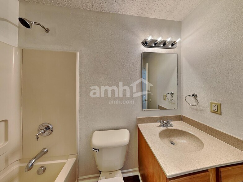 Building Photo - 7540 Wymm Ln