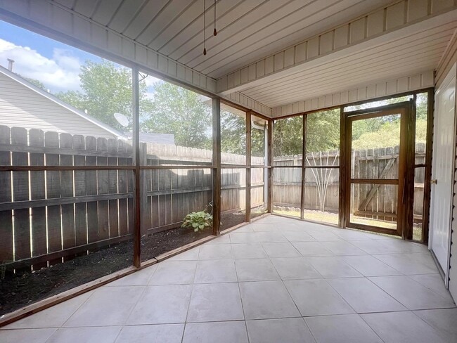 Building Photo - 105 Woodglen Dr