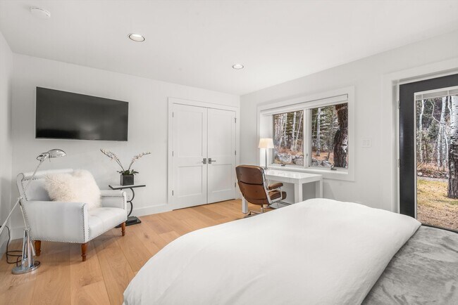 Building Photo - 262 Eastwood Rd