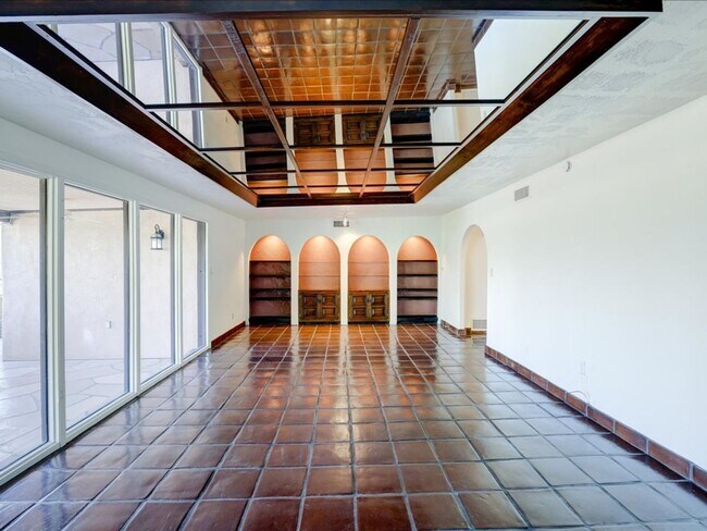 Building Photo - Enjoy stunning Catalina Mountain views fro...