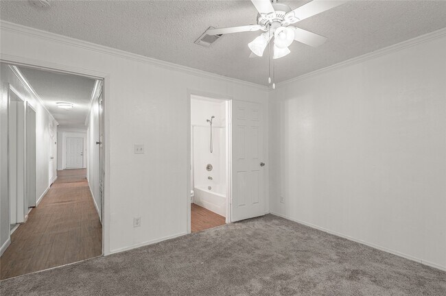 Building Photo - 144 Varsity Dr