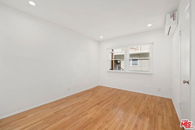 Building Photo - 219 3rd Ave