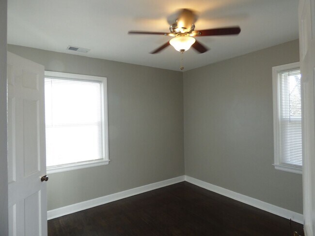 Building Photo - 206 Broadview Dr
