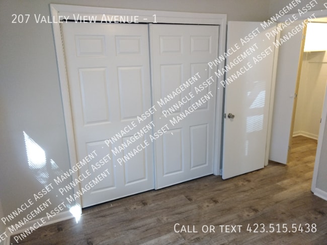 Building Photo - 207 Valley View Ave