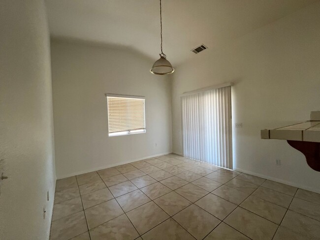 Building Photo - 3 bedroom 2 bath Apple Valley Home Availab...