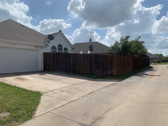 Building Photo - 4725 Park Bend Dr