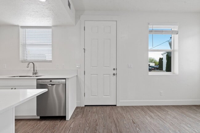 Building Photo - "Discover Comfort & Style: Spacious 3-Bed,...