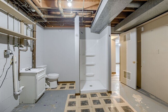 Building Photo - Conveniently Located 3 Bedroom Bellevue Home!!