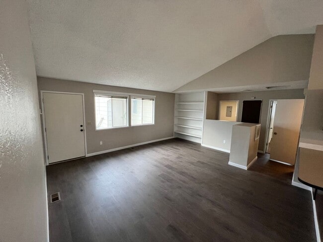 Building Photo - Spacious 2 Bedroom, 1.5 Bath Triplex in Cl...