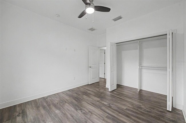 Building Photo - 606 Royal Crest Dr