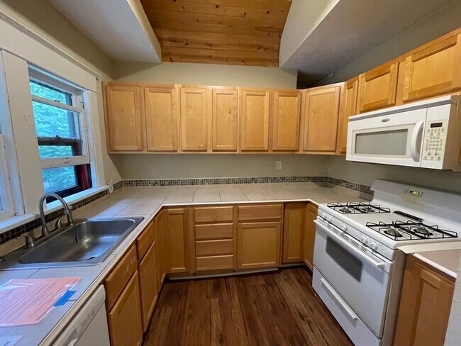 Building Photo - Wealthy St / Cherry St Duplex for Rent