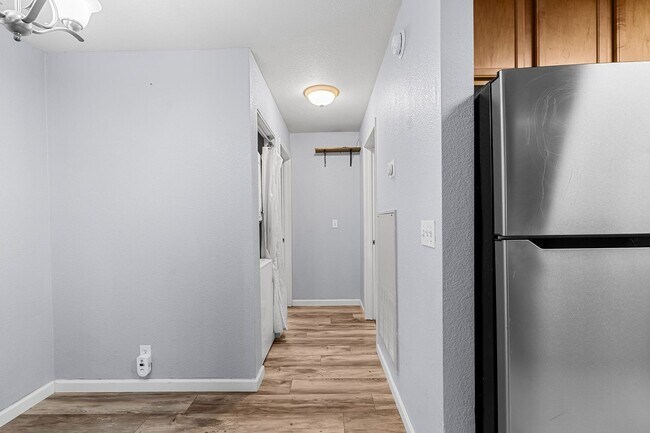 Building Photo - $200 Off First Months Rent! Cozy 3-Bedroom...