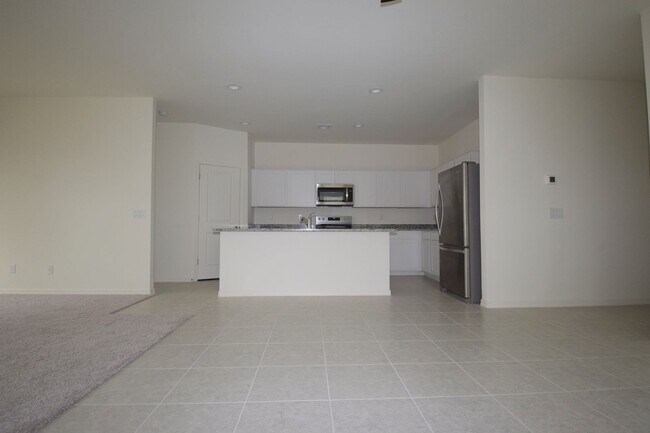 Building Photo - Practically new 4 bed 3 bath home in Mission Royale!