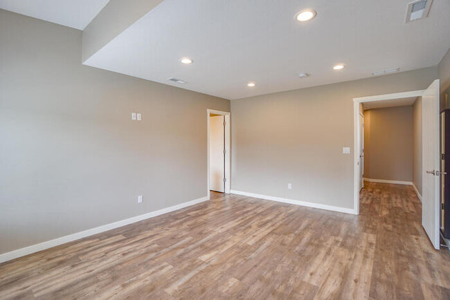 Building Photo - NEWER FOUR BEDROOM NEAR HAZEL DELL
