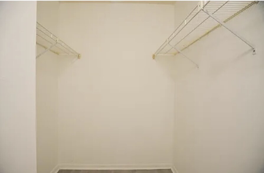 Walk-in closet - 209 Foxtail Dr