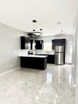 Building Photo - 2108 E Viviana St