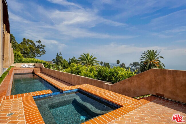 Building Photo - 620 Resolano Dr