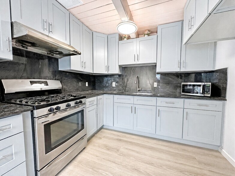 Building Photo - 3160 Groom Dr
