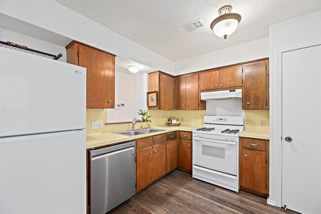 Building Photo - 806 Easy Day Cove