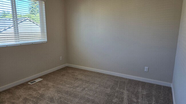 Building Photo - Amazing 3 bedroom home