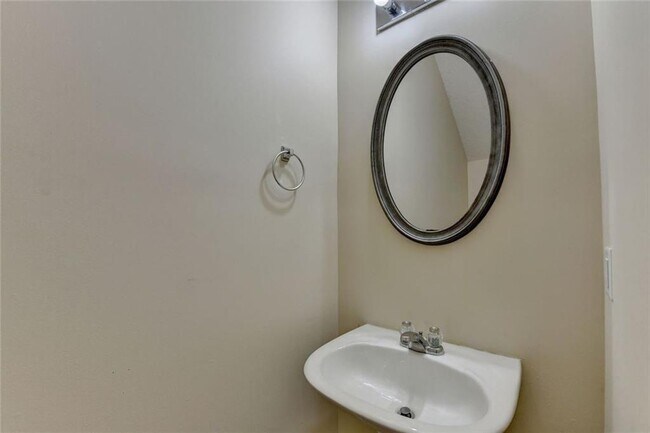 Building Photo - 310 Azalea Cir