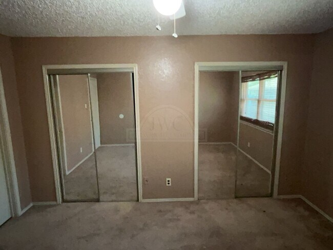 Building Photo - 2212 Silverhill Dr