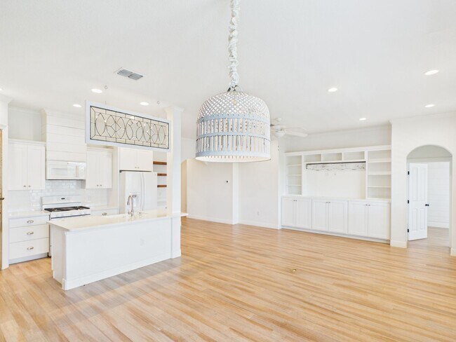 Building Photo - Modern Comfort: 3 Bed, 2 Bath with Garage & Large Pantry