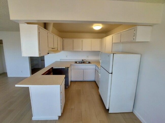 Building Photo - Freshly Updated 2 bed, 1 bath Upstairs Con...