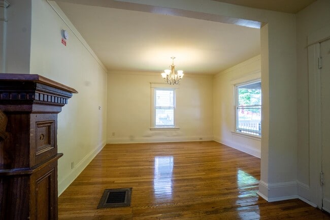 Building Photo - Beautiful One Family Home  Available 6/1/26