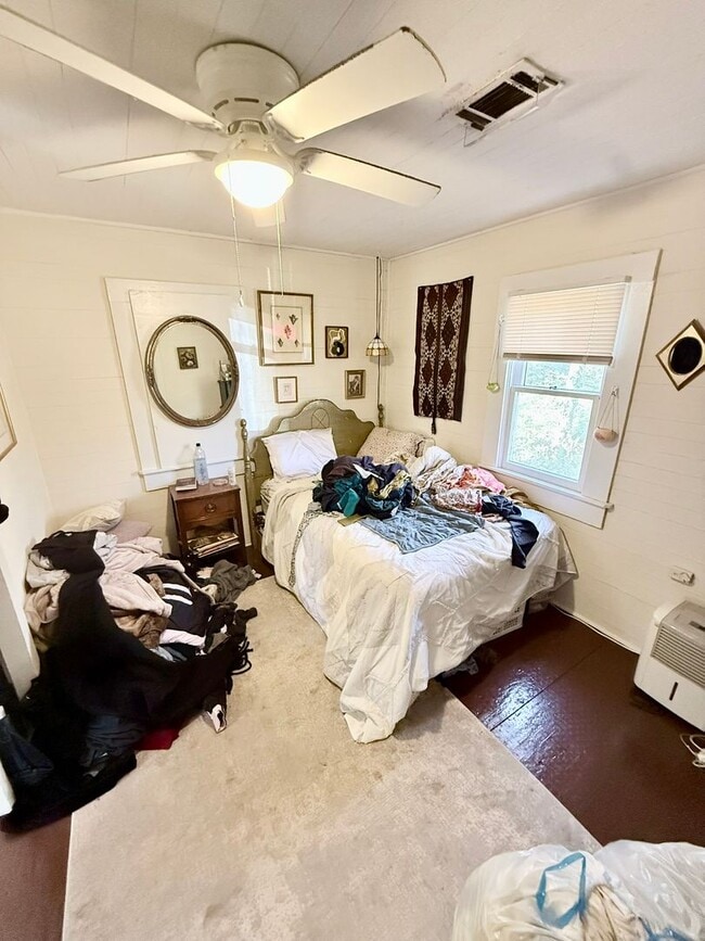 Building Photo - Easy St. Two Bedroom