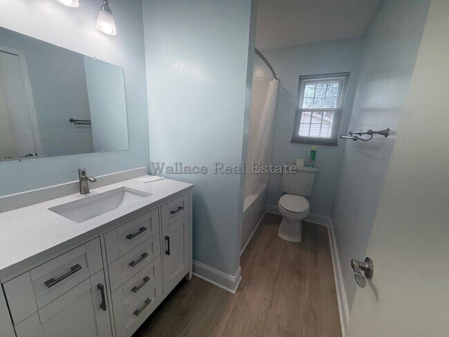 Building Photo - ALL ONE LEVEL IN WEST KNOXVILLE!  OVER 2,400 SQUARE FEET!!!