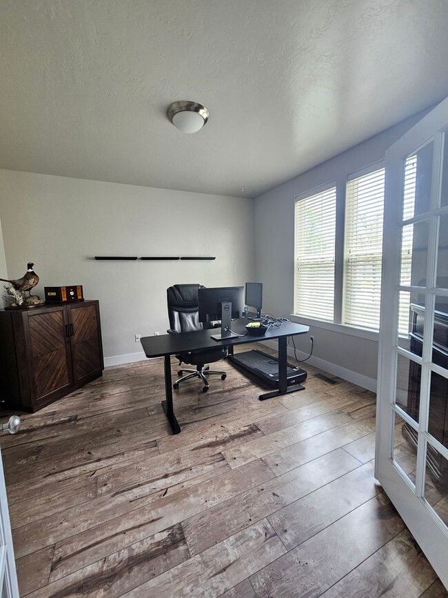 Building Photo - Ready now this beautiful 3 Bedroom Upscale...