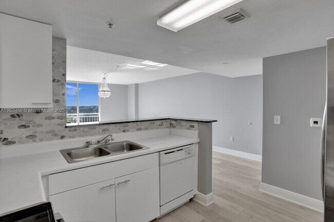 Building Photo - 3000 Coral Wy
